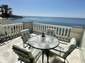 Beachfront apartment with pleasant views of the sea and the historic lighthouse.